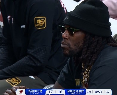 哦呦？你來了！新疆新外援哈雷爾場邊觀戰(zhàn)新疆主場vs深圳的比賽