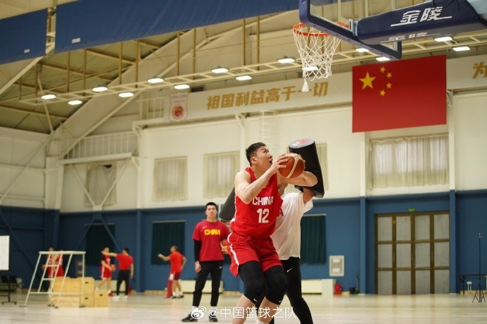 中國籃球之隊(duì)官博：大塊頭 大能量 祝李炎哲25歲生日快樂！